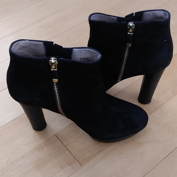 B. Makowsky-USED Black platform suede booties - Picture 3 of 3